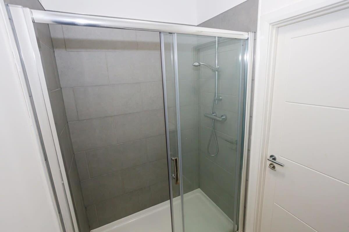 Contemporary 1 Bed Apartment Central Bolton Exterior photo